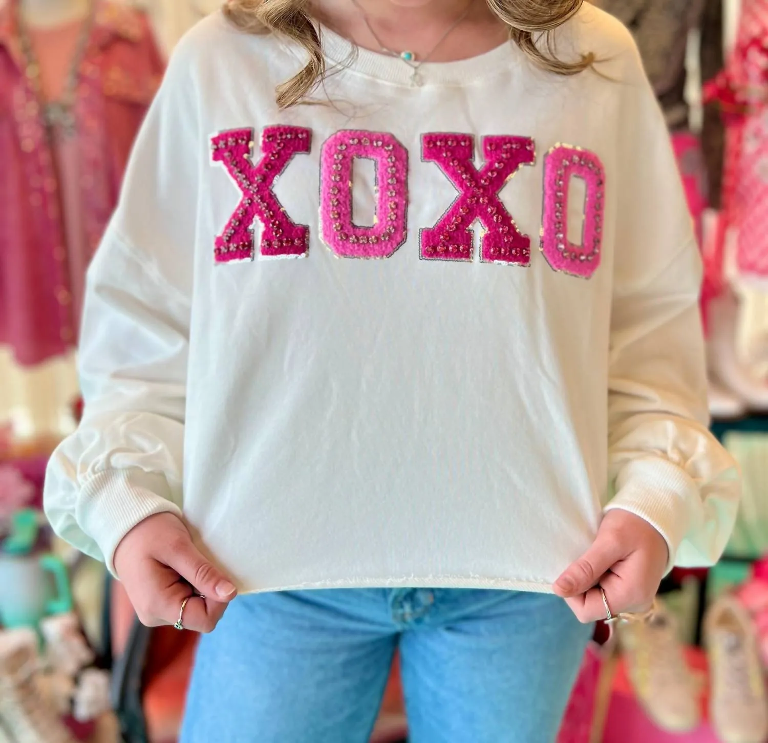 Xoxo Cropped Sweater In White, Pink