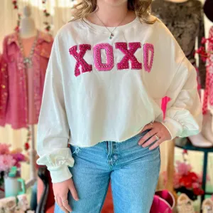 Xoxo Cropped Sweater In White, Pink